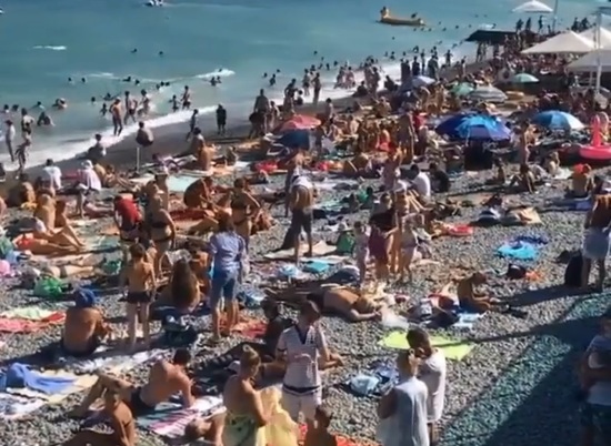 Соцсети возмутились «пивным животам» на пляже в Крыму